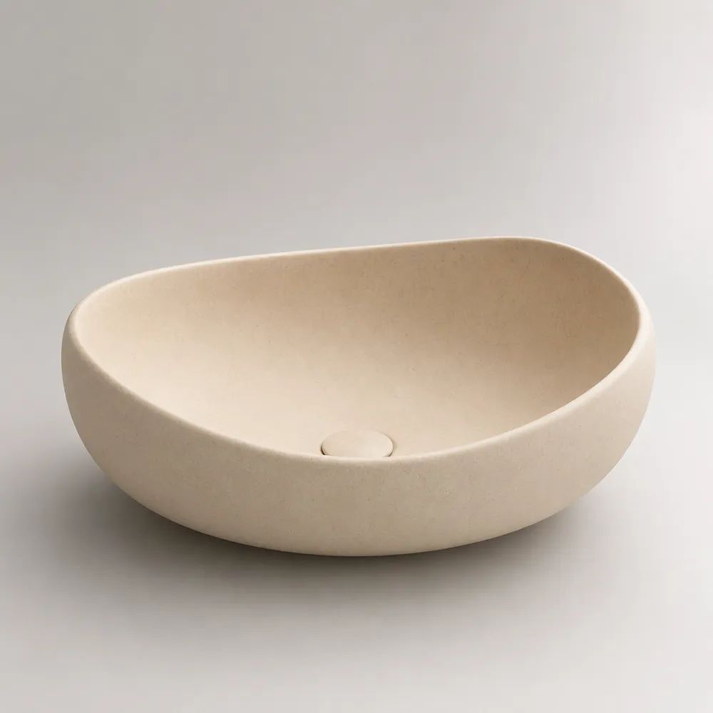 Vasque à poser en céramique mate beige, forme organique asymétrique, 55 × 40 × 16 cm